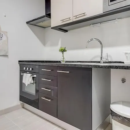 Homey One-bedroom In Alcantara *