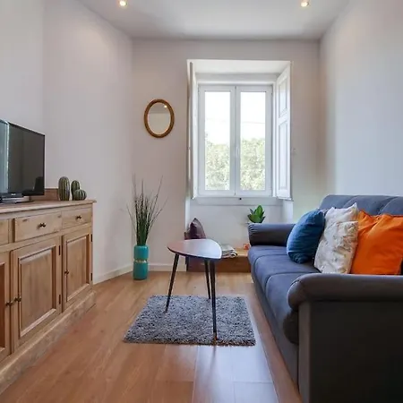 Homey One-bedroom In Alcantara