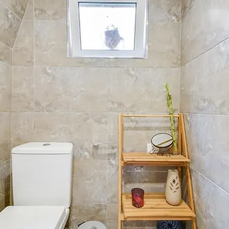 Homey One-bedroom In Alcantara